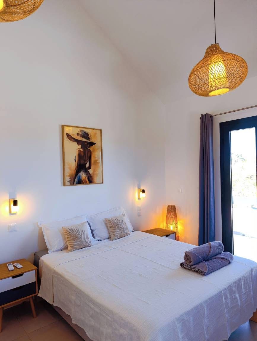 Chambre lumineuse avec luminaire en rotin