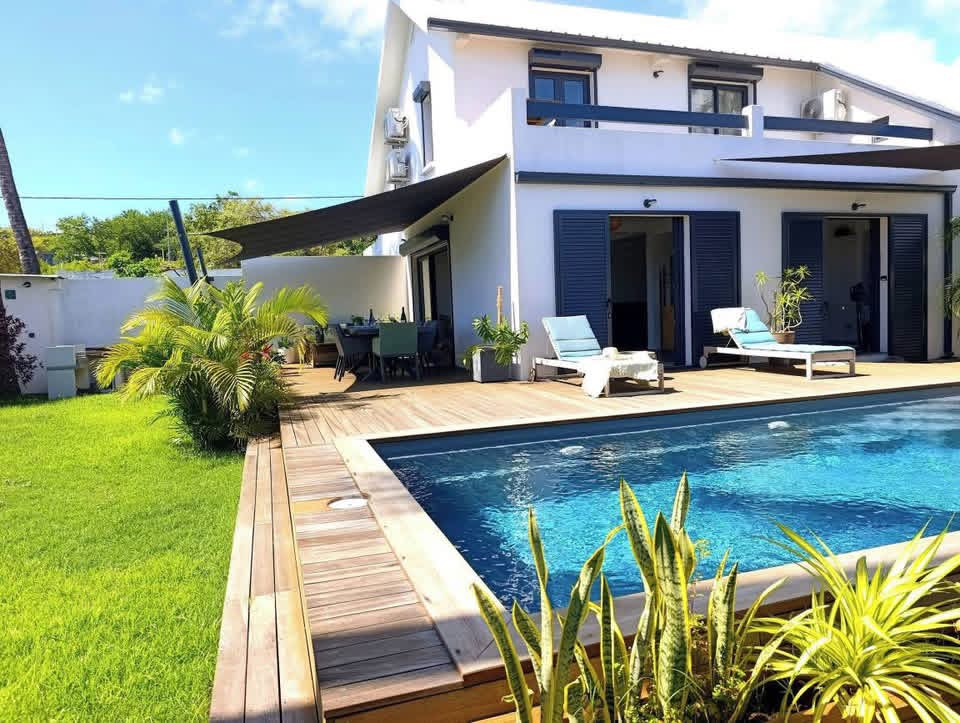 Villa Zoryane — vue aérienne piscine et océan au coucher de soleil