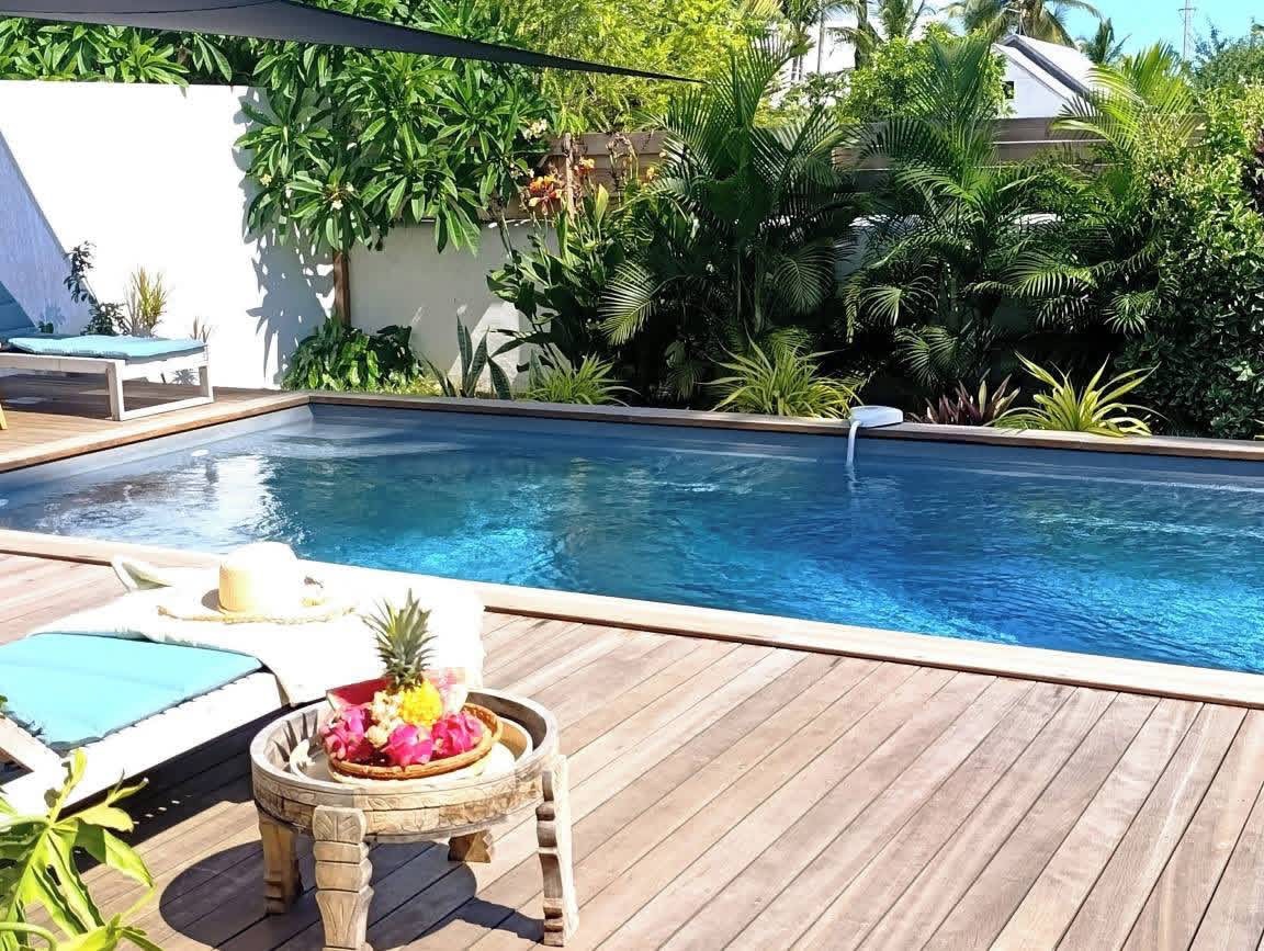 Piscine avec plateau de fruits tropicaux